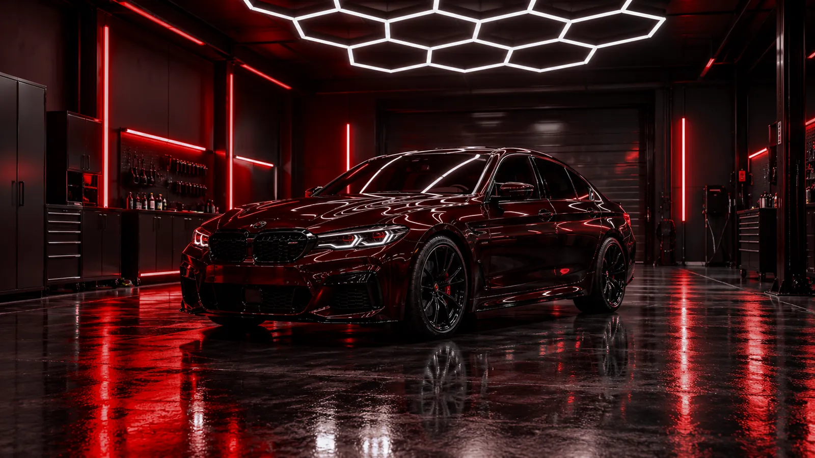 Nachher: derselbe BMW sauber und poliert unter der Hallenbeleuchtung